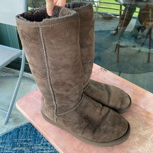 ⬇️FINAL PRICE DROP⬇️ Tall Chocolate Brown UGGS🍫